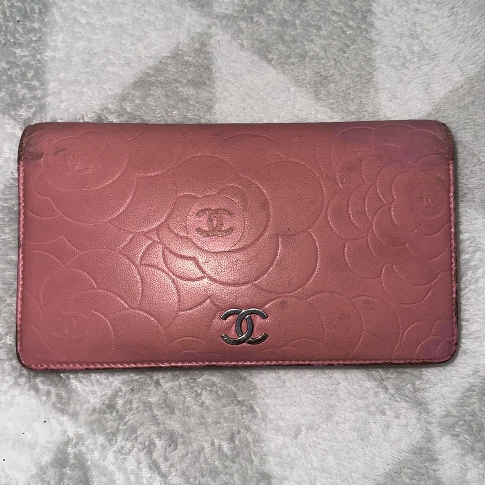 CHANEL 100% Authentic, needs a little touch of professional paint